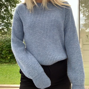 blå stickad tröja - stickad tröja i fint skick från nakd
