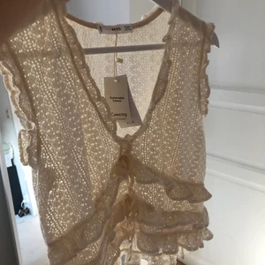 Linne från mango - Helt oanvänt topp från mango i strl S, créme färgad!