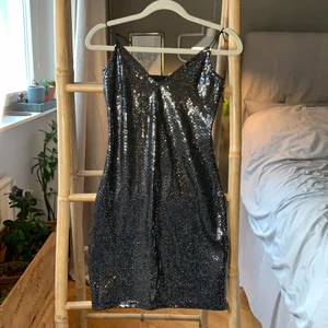 Klänning fest storlek XS  - Partyklänning från H&M (divided) i storlek XS. Aldrig använd. Insydda paljetter.