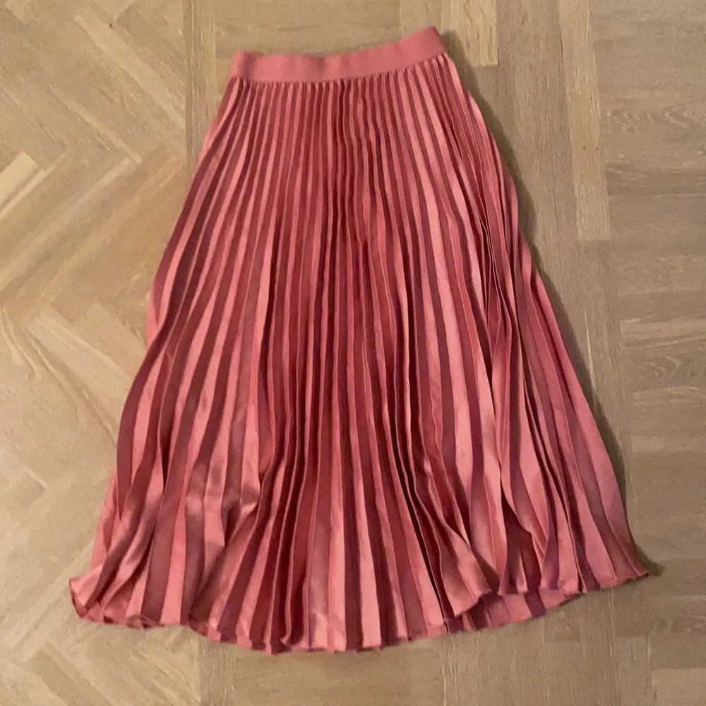 Säljer även denna rosa lång kjolen från hm. Kommer inte till användning längre. Säljer för 130kr inklusive frakt!💞. Kjolar.