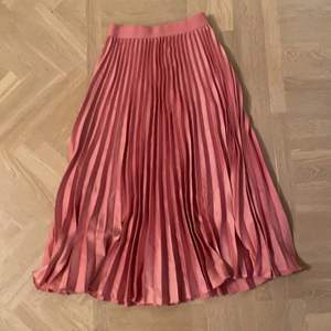 Säljer även denna rosa lång kjolen från hm. Kommer inte till användning längre. Säljer för 130kr inklusive frakt!💞
