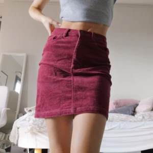 Vinröd manchesterkjol från Monki  - Vinröd kjol i manchestertyg från Monki i XS💕