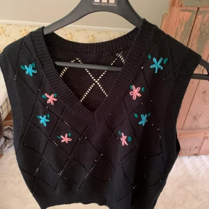 Stickad väst - Stickad väst med blomdetaljer, skriv för mer info eller bilder💕