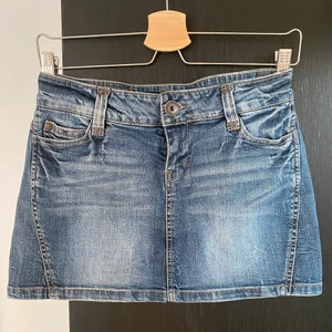 Lågmidjad jeanskjol - Jeanskjol från Only i bra skick, köparen står för frakt ❤️