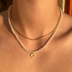 Halsband - 🌟Superfina egengjorda halsband som passar till allt. Guldigt halsband 35kr, vitt halsband 45kr. Jag gör även custommade halsband. Dma vid frågor. Frakt 12kr.🌟 KOLLA IN PROFIL FÖR FLER SMYCKEN ELLER FÖR INSPIRATION😊