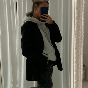 Svart oversized blazer  - Så fin oversized blazer. Köpt på Cubus förra sommaren men har ett bra skick. Strl 36. Buda från 250kr Elr köp direkt för 300kr. Frakt tillkommer💛