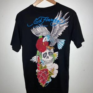 ED HARDY t-shirt OANVÄND  - En helt ny ed Hardy t-shirt i superskönt material med glittriga detaljer. 