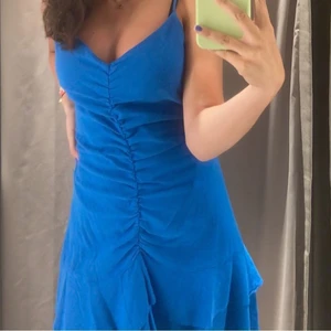 Blå zara klänning - Super söt klänning från zara som är slutsåld! Köpt i Malaga och aldrig använd. 