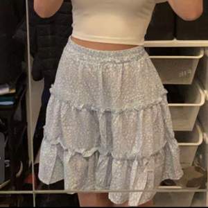 Super söt kjol i nyskick andvänd ett fåtal gånger säljer pga inte min stil💗