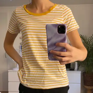 Fin gul och vit randig t-shirt i storlek XS. Frakten är inräknat i priset 