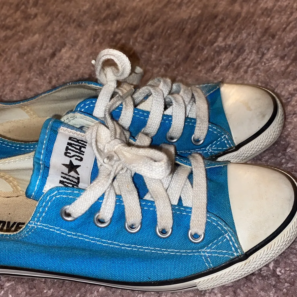 Blåa sneakers (inget märke) säljer för att det är för små för mig. 🔵 frakten är inräknad i hela priset !!. Skor.