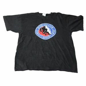 Hockey Hall of Fame - Vintage T-shirt  - En sjukt fin svart tröja som har ett blått och rött tryck över bröstet. Den perfekta tröja för dig som gillar lite färg i din garderob. Thriftad för länge sedan i Los Angeles