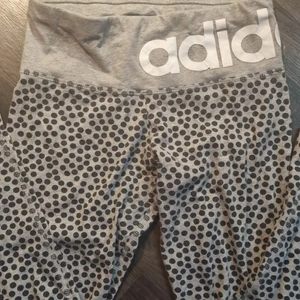 Adidastights  - Så sköna tights! Jätteskön mudd över magen. Använt skick enligt bilder. Trekvartben.