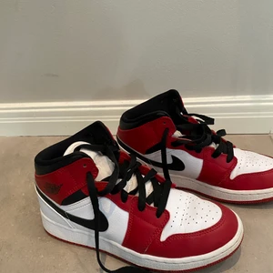 Jordans - Jättefina jordans som är sparsamt använda. Säljer då dom inte riktigt är min stil längre. Passar bra på mig som har 36,5/37, passar nog oxå 38. Köparen står för frakten. ❗️Högsta bud ligger på 900❗️