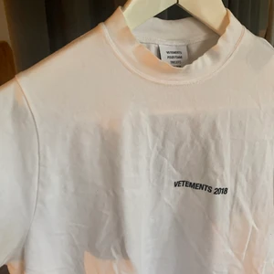 Vetements Tshirt - Vetements Tshirt m öppen rygg. Super fint skick och sparsamt använd. Strl xs säljes för 450 nypris långt över Billigare vid snabb affär