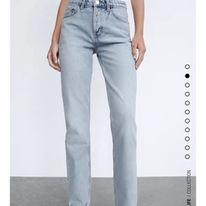 ZARA MID RISE JEANS - Säljer ett par helt nya Zarabyxor i mid rise straight leg - modell då jag fått 2! Alltså helt oanvända! De är i storleken 38, och skulle säga att den passar någon som har 34-38 i byxor! Vid önskemål om bild eller andra frågor - skicka dm! Köparen står för frakten! Högsta bud just nu är 360kr