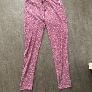 Gymshark byxor  - Gymshark byxor i storlek small, men skulle säga att den passar en xs-m Bereonde på hur man vill att dem sitter. Säljer dessa då dem tyvärr inte kommer till användning. Dem är i fint skick. Dessa byxor säljs inte längre. 