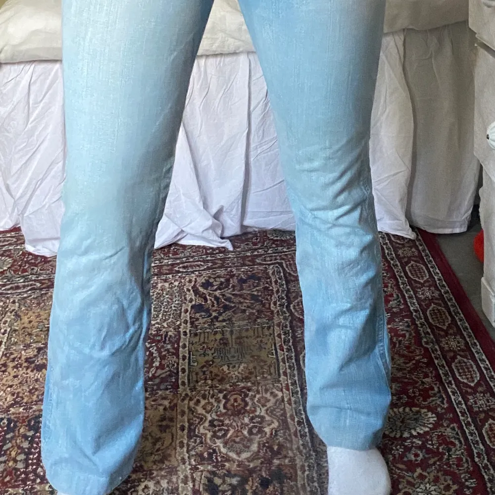 Säljer mina lågmidjade jeans! Dom är lite för korta på mig som är 1,67 men de går att förlänga då de är uppsydda ca 2 cm😊  Köparen betalar för frakten (66kr)!. Jeans & Byxor.