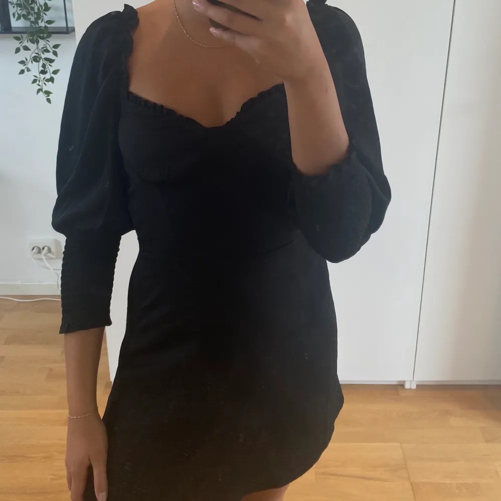 Jättefin svart klänning från hm🖤🖤 knappt använd! ☺️. Klänningar.