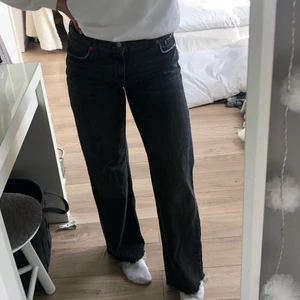 Zara mid rise jeans - Säljer mina mid rise jeans från zara i en tvättad svart färg. Jag har klippt av dem själv några cm då de var för långa för mig som är ca 169cm. Endast använda ett fåtal gånger så de är i väldigt bra skick. Köparen står för frakt!:)