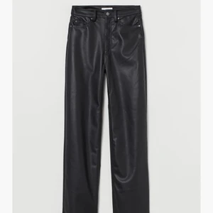 Skinnbyxa - Skitsnygga byxor i fuskläder från hm, skriv för egna bilder. köpare står för frakt💖