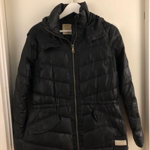 Odd Molly jacka storlek 1 - Jättefin dunjacka från Odd Molly i storlek 1, som en 36-38. Man kan dra in jackan i midjan lite vilket framhäver figuren väldigt snyggt! Bra skick😌