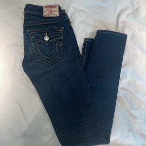 True Religion jeans - Low Rise true Religion jeans i st 24. Skulle säga att det är ungefär en xs men passar även på mig som är s. Långa ner till foten på mig som är 175. 