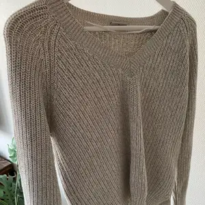 Säljer en jättemysig grå tröja som passar perfekt nu till hösten:) Är i jättebra skick då den inte kommer till andvändning för mig💗