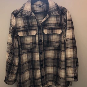 Rutig Jacka  - Rutig jacka från HM, inte så använd, men har tyvärr tappat en knapp, men finns med extra som man kan sy på. Är i storlek XS, men modellen e ganska oversized.