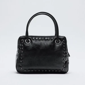 zara nit-väska - ‼️ Många intresserade så budgivning gäller‼️ Svart nitväska från Zara. Säljer för att jag inte får någon använding av den. Nästintill oanvänd så därmed väldigt bra skick!💘 Skriv för fler bilder eller funderingar