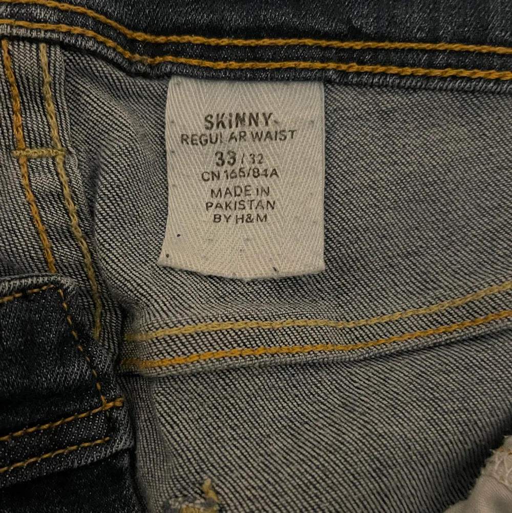 Jeans ifrån H&M. Använd fåtal gånger så i mycket bra skick. Modellen är 154cm lång(långa på henne), bär 38-40. ☺️. Jeans & Byxor.