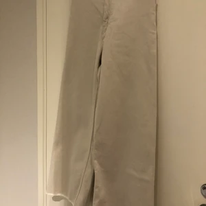 Högmidjade ljusbeige jeans  - Högmidjade ljusbeige jeans från ZARA i storlek 35. Köpare står för frakt (kan också mötas upp i Lund) 🙂