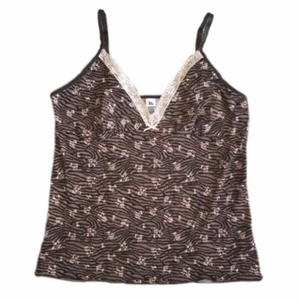 Blommigt linne - Blommigt linne i brunt och rosa. Kommer från ett okänt märke och är i stl XL men passar S och uppåt! Är i ett stretchigt ”baddräktstyg”. Skriv för frågor eller fler bilder!🤍