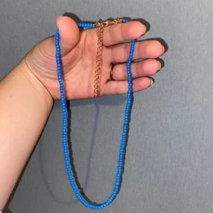 Blått halsband - Blått pärlhalsband för 30kr+12kr frakt🌸✨ DETTA ÄR SÅLT!