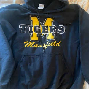 Fin och cool svart hoodie  - Säljer denna jätte fina och coola hoodie. Jag har använt den en hel del men den är fortfarande i väldigt bra skick! Skriv om ni vill ha mer information och köparen står för frakten :))