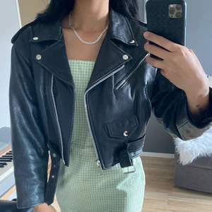 MC SKINNJACKA - Ballaste MC läderjacka inköpt 2nd hand🖤