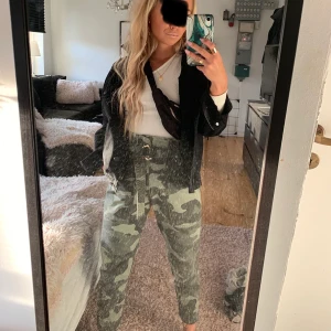 Jeans - Jeans med militärmönster samt skärp i midjan🖤