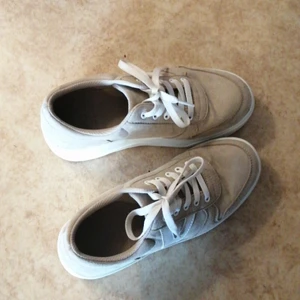 VOX skor strl 38 - Jättefina VOX skor I storlek 38, använde bara några få gånger, nästan helt nya. Säljer pga att jag har tröttnat på den. Startpris 200 kr, för leverans betalar man själv. 