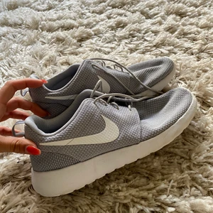 Grå skor från Nike - Mycket luftiga och sköna typ av gympaskor från Nike. Är mycket sköna och kan användas som jobbskor, gympaskor men även till vardags🙌🏽 Lappen är avtagen men storleken är 39 eller 40. Frakt är exkluderat i priset, meddela mig för vidare info eller frågor!