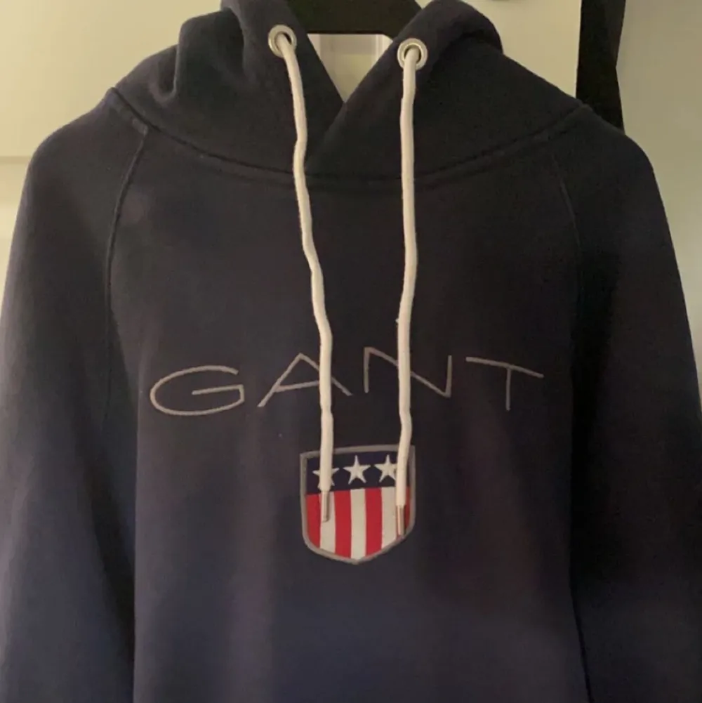 Jag säljer denna gant hoodie i storlek M. Den har ett litet hål längst ner på ena ärmen men det syns inte mycket när man använder den. . Tröjor & Koftor.