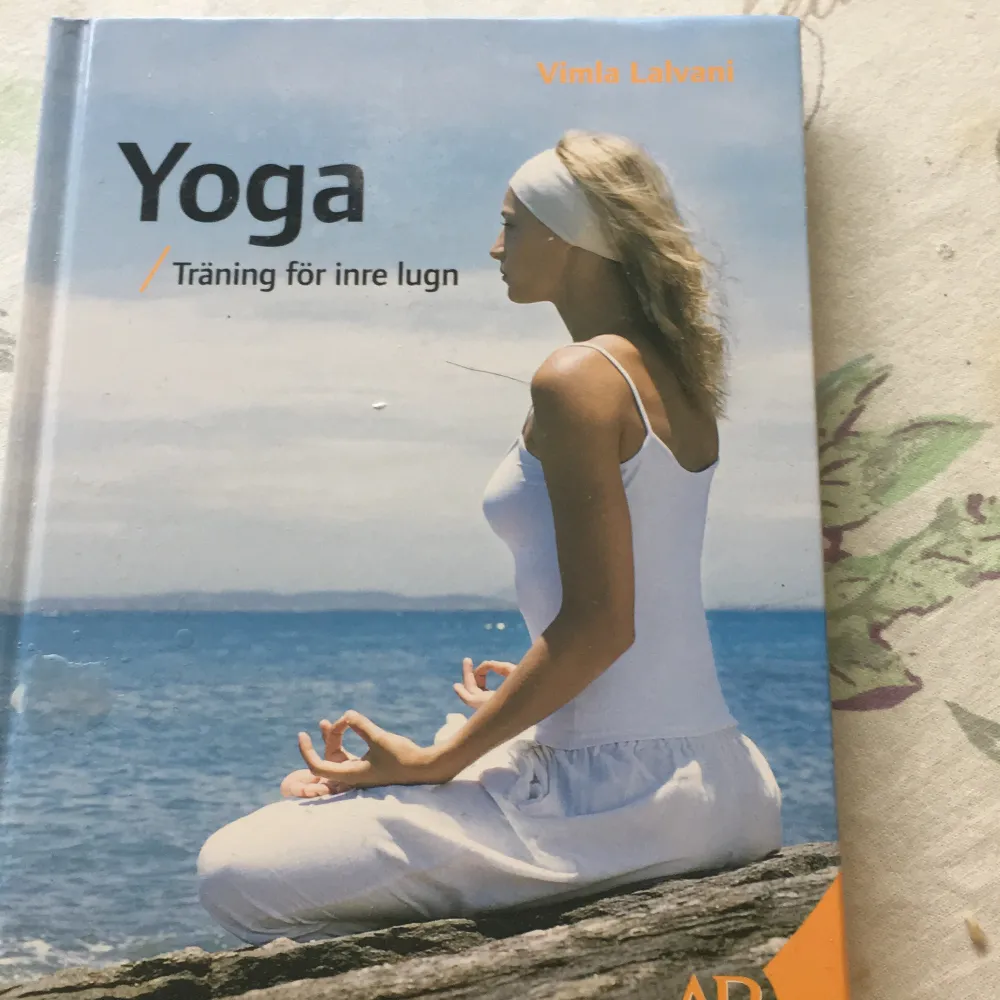 Yoga bok med bilder . Jätte bok som förklarar med bilder hur du ska träna . Böcker.