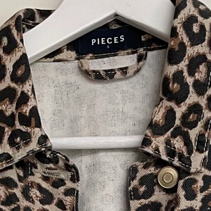 Jacka  - Snygg jacka, använd vid ett par tillfällen endast