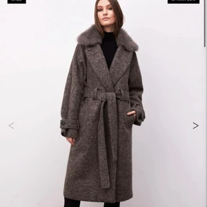 Kappa - Säljer min jättefina kappa från Meotine då jag råkade köpa fel modell, endast testad. Säljer den för 3 000kr, nypris :       5 100kr