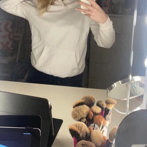 Hoodie från Cubus strl XS - Vit hoodie från Cubus i storlek XS💗 Säljer pga av att jag tycker den sitter lite tajt🌟 Köparen står för frakt!