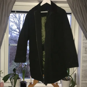 Varm vinterjacka - Varm mörkgrön vinterjacka med foder och innerfickor. Jackan är i herrmodell och i storlek L. Hör av dig om du har frågor eller är intresserad😊 Pris kan diskuteras💕