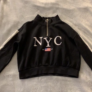 NYC tröja  - En svart tröja med NYC på och liten dragkedja 