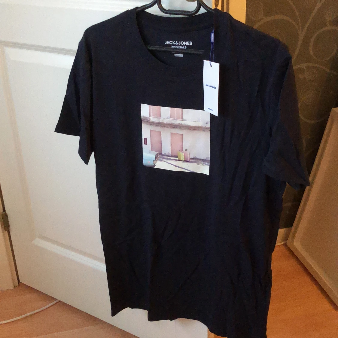 Ny mörkblå t-shirt