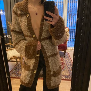 Stickad kofta - Jättefin stickad kofta ifrån humana, använt en gång fint skick