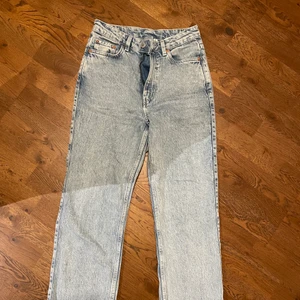 Jeans - Så snygga raka jeans från weekday, endast använda en gång då dom är förstora. Modellen heter rowe. Står ej för frakt, strl 26/32