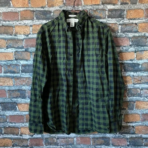 Grön rutig skjorta - En simpel grön skjorta från H&M i fint skick. Bra material. Regular fit, true to size. Frakten är spårbar med PostNord. Köp nu!